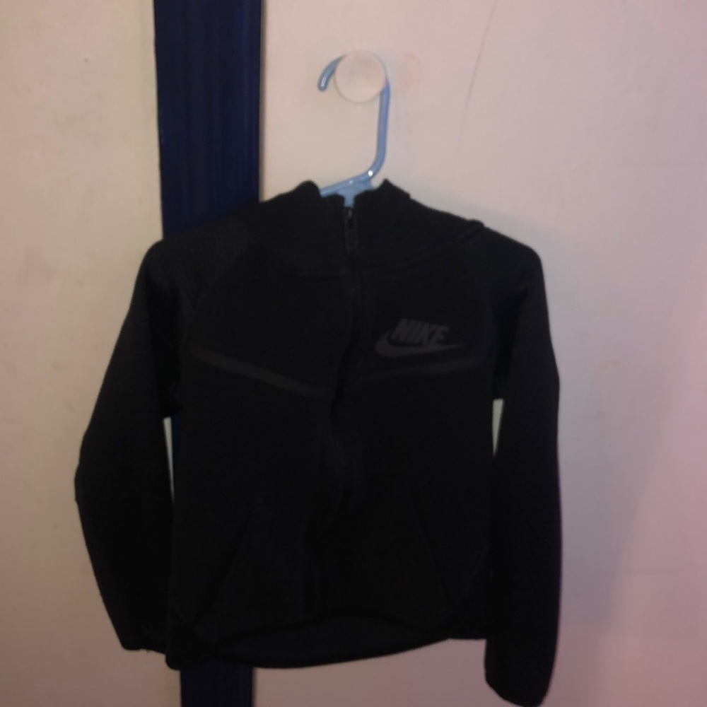 Warm but not bulky Nike hoodie with two pockets and durable zipper.